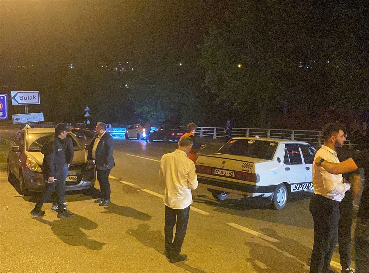 Karabük'te iki otomobilin çarpışması sonucu 4 kişi yaralandı.