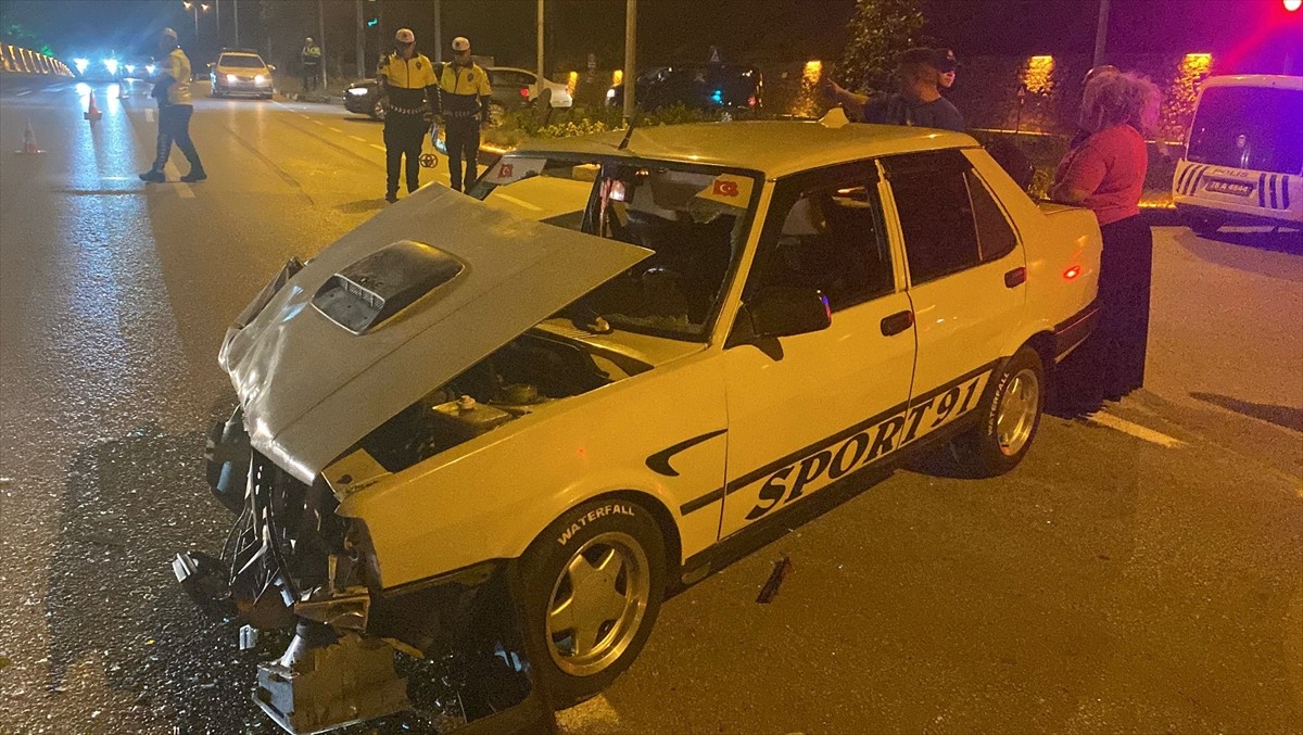 Karabük'te iki otomobilin çarpışması sonucu 4 kişi yaralandı.