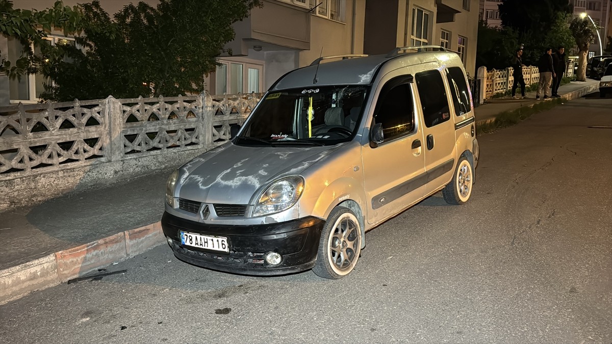 Karabük'te polisin "dur" ihtarına uymayan ehliyetsiz sürücü kovalamaca sonucu yakalandı.