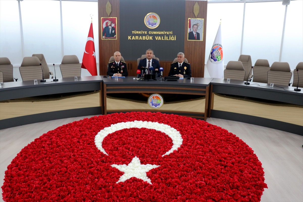 Karabük Valiliğince, Valilik Toplantı Salonu'nda mart ayı güvenlik değerlendirme toplantısı...