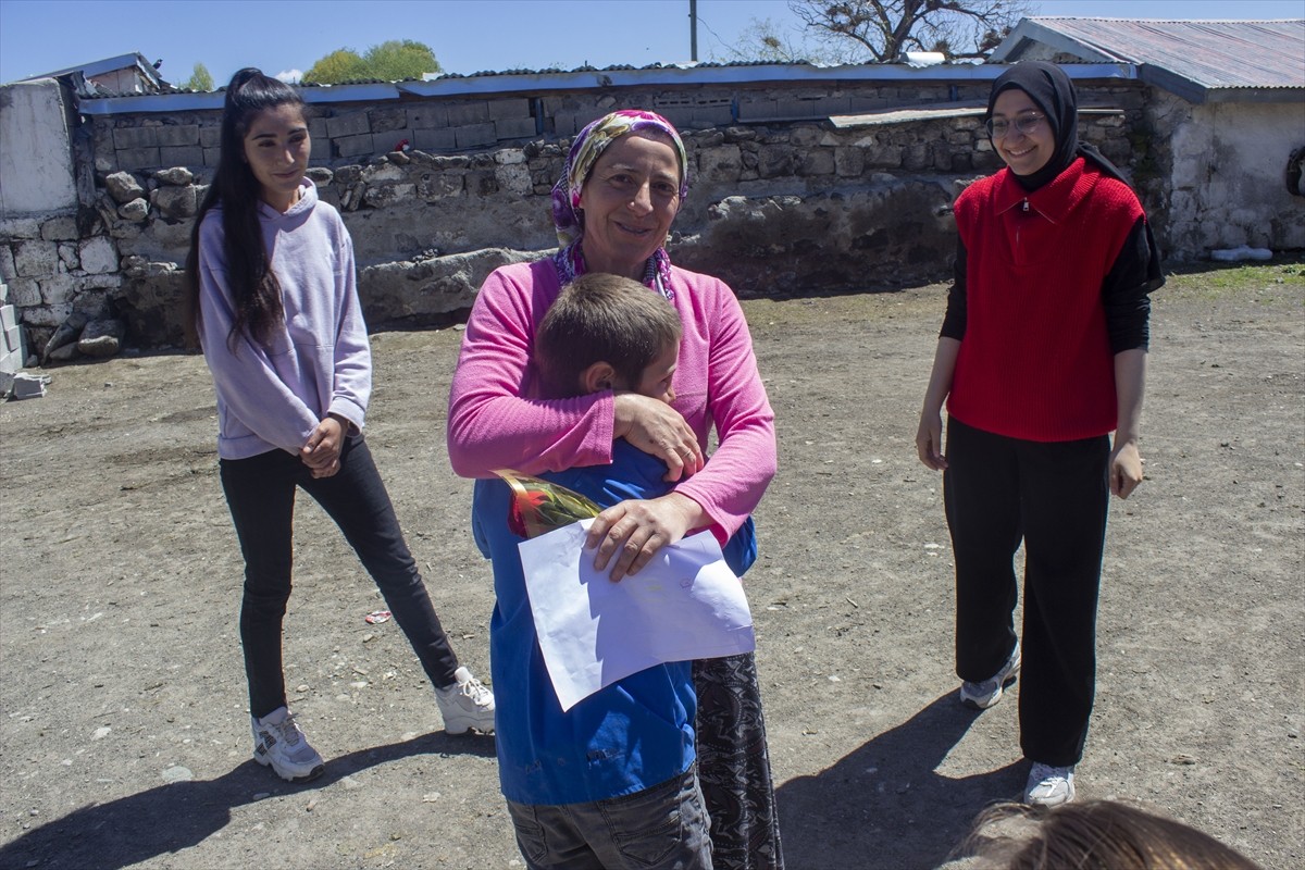 Kars'ın Akyaka ilçesinde ilkokul öğrencileri, Anneler Günü dolayısıyla çizdikleri resimler ile...