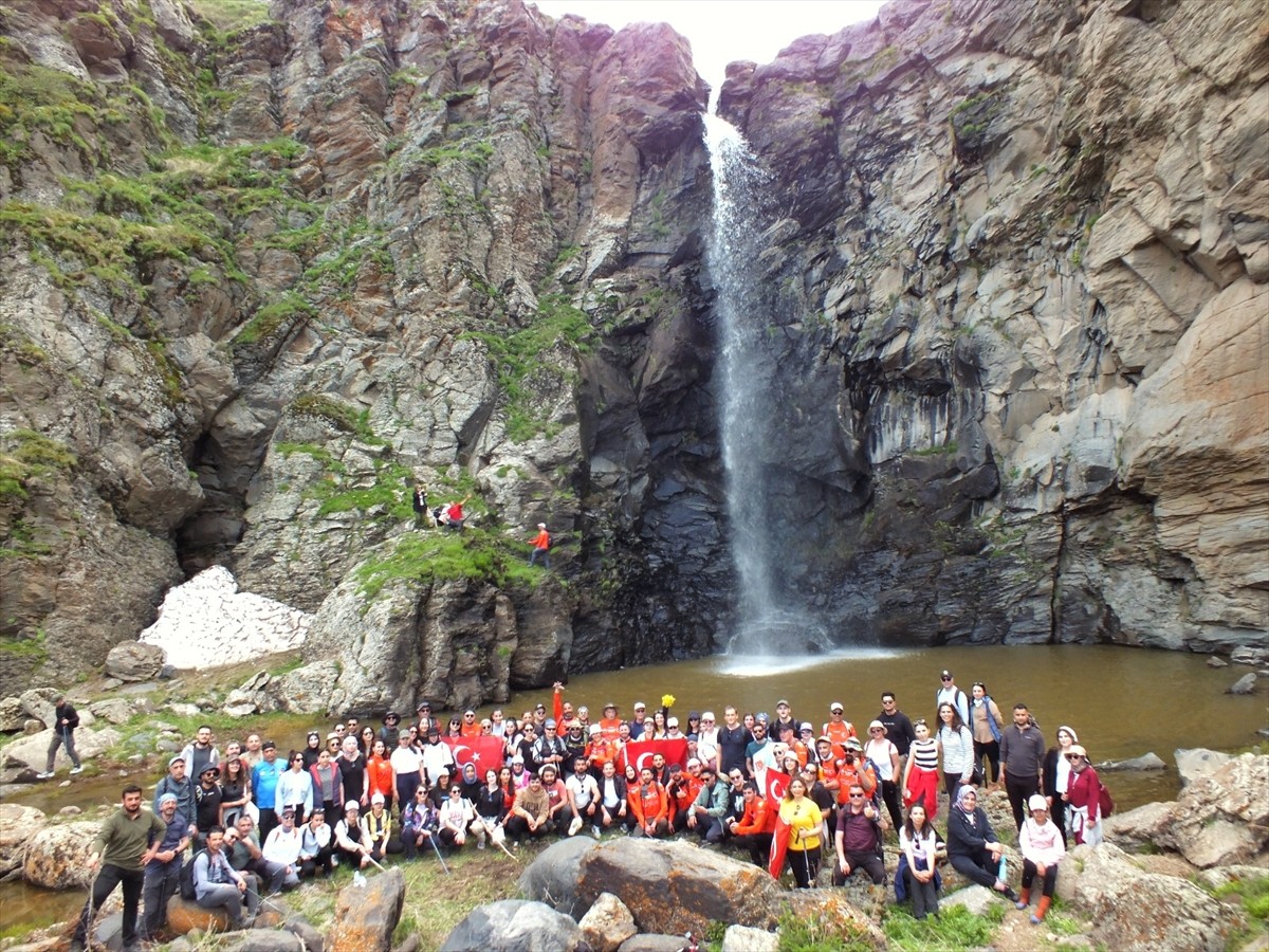 Kars'ın Kağızman ilçesinde 117 doğasever, ilçenin doğal güzelliklerine dikkati çekmek için Kozlu...