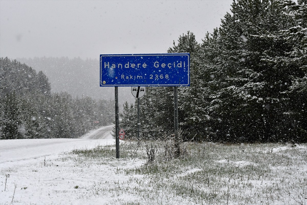 Kars'ın Sarıkamış ilçesi ve yüksek rakımlı geçitler, kar yağışıyla beyaza büründü. İlçeye 15...