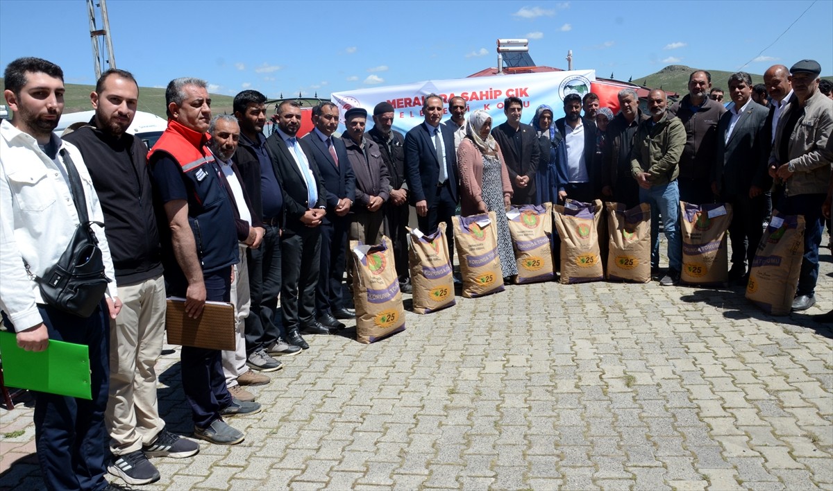 Kars'ın Sarıkamış ilçesinde, "Meralara Sahip Çık Geleceği Koru" projesi kapsamında çiftçilere...