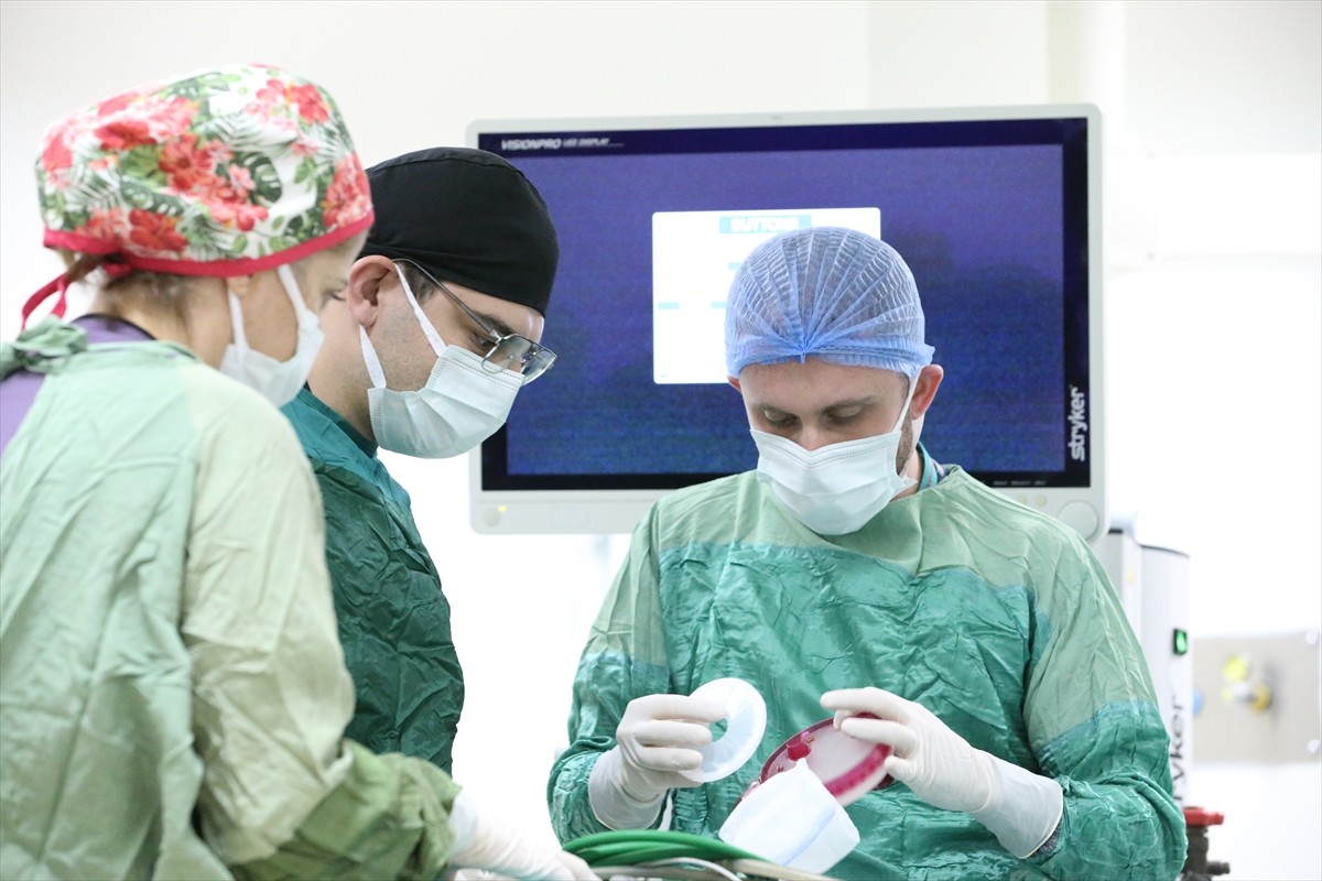 Kars Harakani Devlet Hastanesi'nde kullanılan, kesi olmadan gerçekleştirilen V-Notes cerrahi...