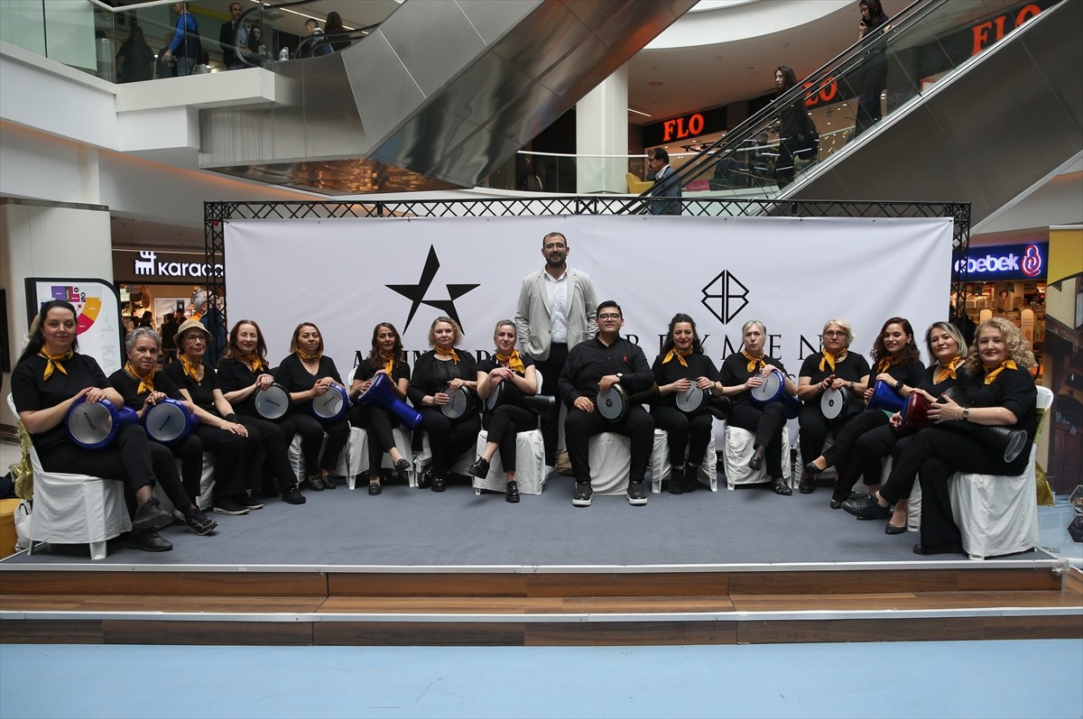 Kastamonu'da kadınlardan oluşan ritim grubu, bir alışveriş merkezinde darbukalarla Anneler Günü'ne...