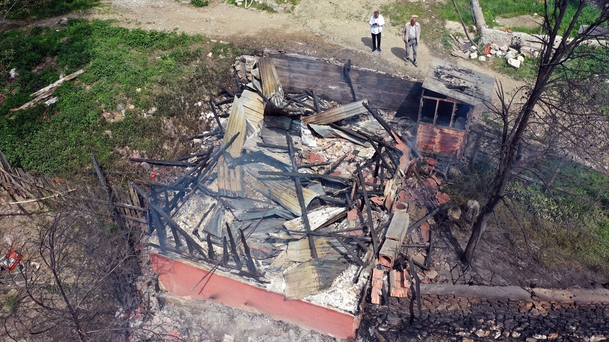 Kastamonu'nun Daday ilçesinde bir cami, ev ve ahırın kullanılamaz hale geldiği yangında 1 kişi...