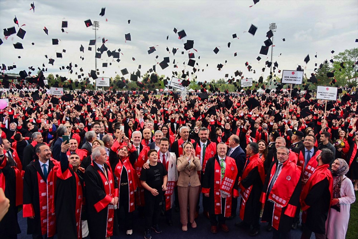 Kastamonu Üniversitesinden 2024-2025 akademik yılında mezun olan 4 binin üzerinde öğrenci için...
