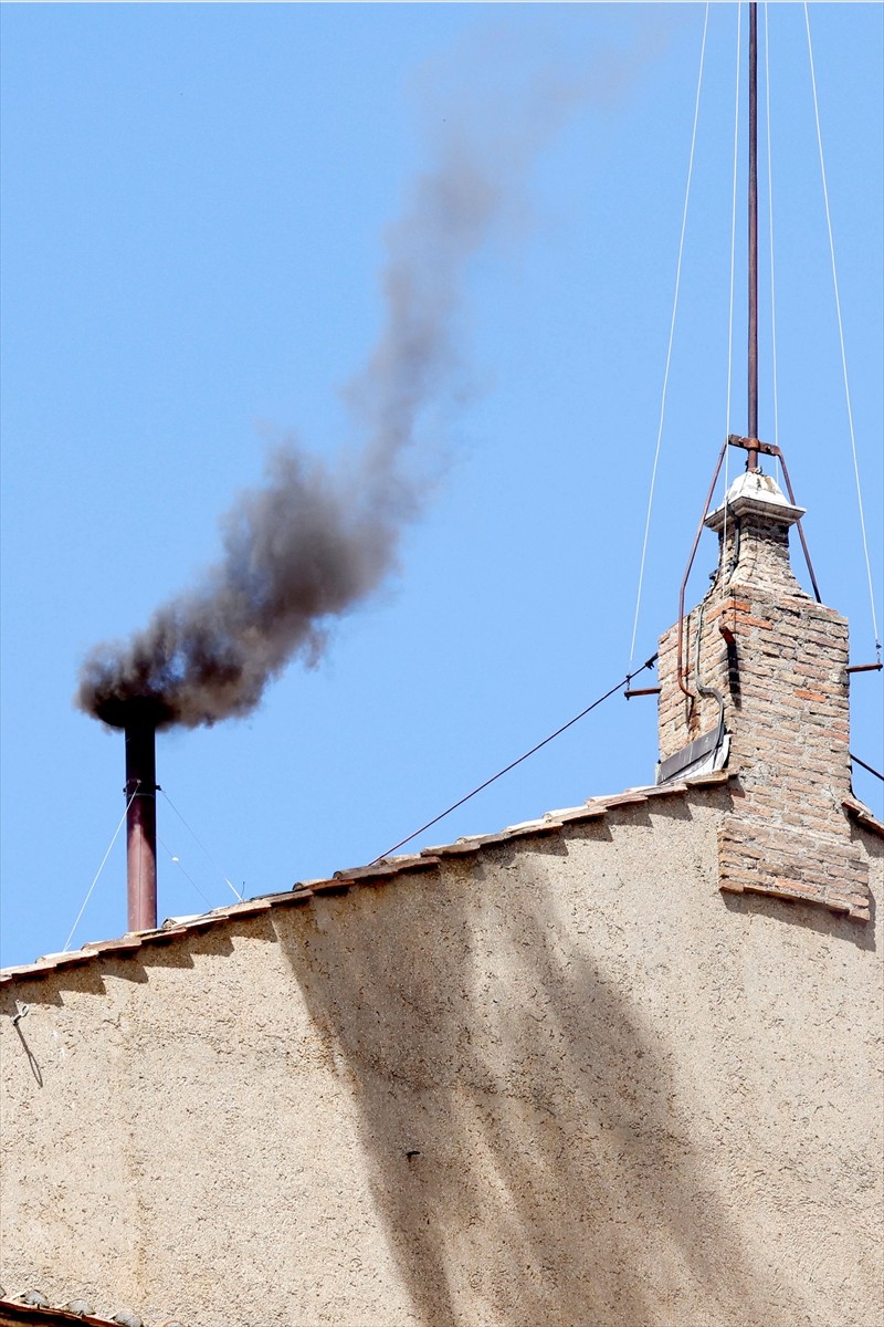 Katolik Kilisesi'nin yeni papasını seçmek için dün akşam başlayan ve bu sabah devam eden...