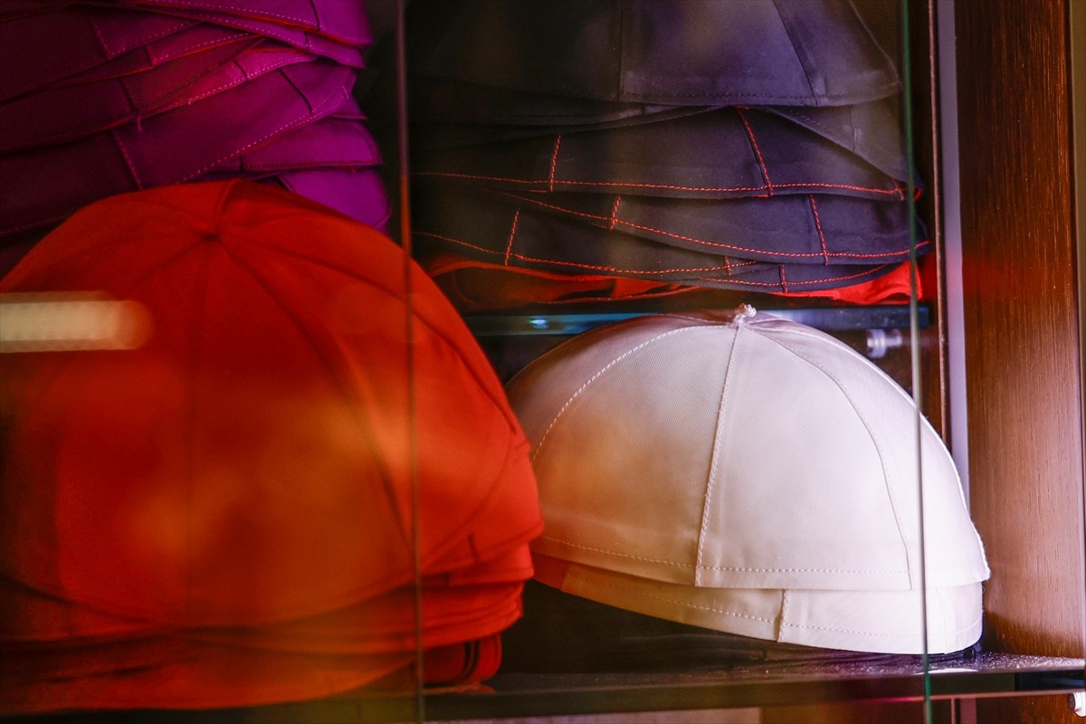 Katolik Kilisesi yeni liderini seçmeye hazırlanırken İtalyan terzi Raniero Mancinelli de hummalı...