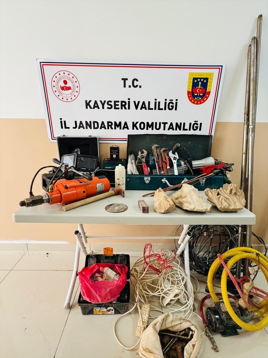 Kayseri'de kaçak kazı yaptıkları gerekçesiyle 5 kişi gözaltına alındı. Gözaltına alınan 5...