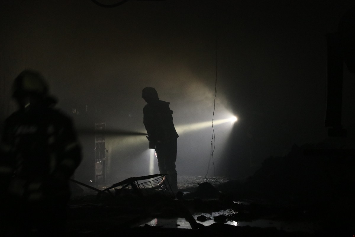 Kayseri'de mobilya üretimi yapan atölyede çıkan yangında hasar oluştu.