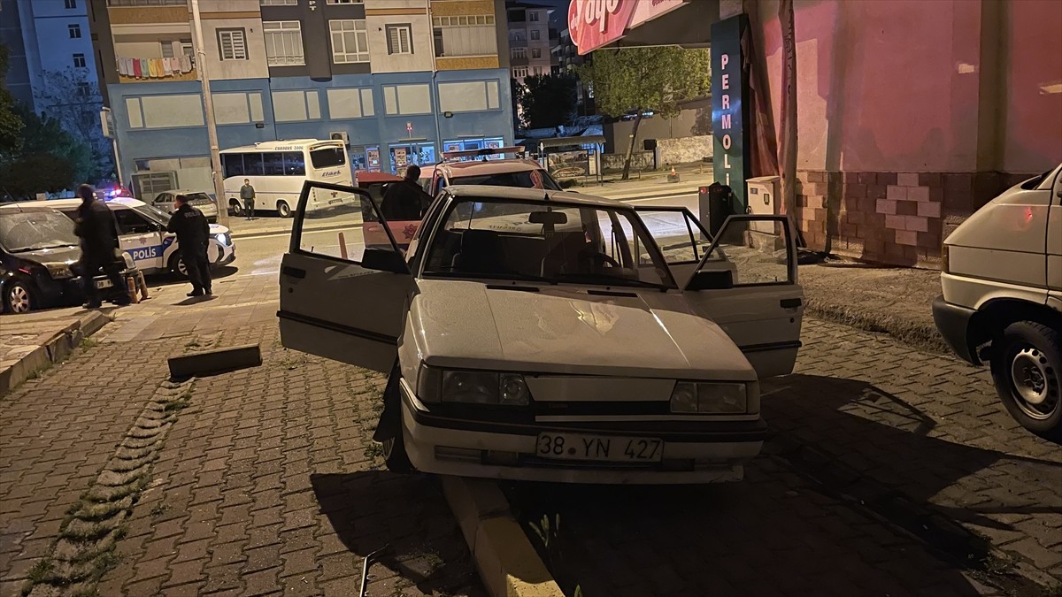 Kayseri'de polisin "dur" ihtarına uymayan alkollü otomobil sürücüsü, evinin otoparkında kaza...