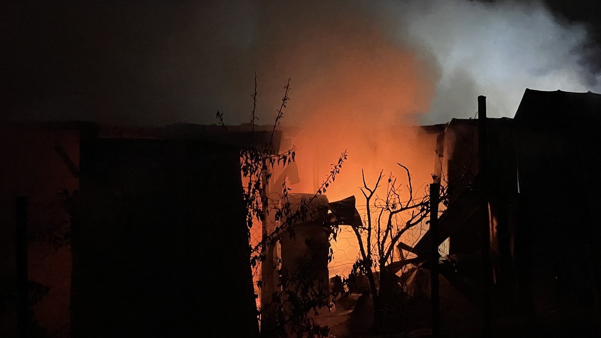 Kayseri'nin Kocasinan ilçesinde prefabrik evde çıkan yangın itfaiye ekiplerince söndürüldü.