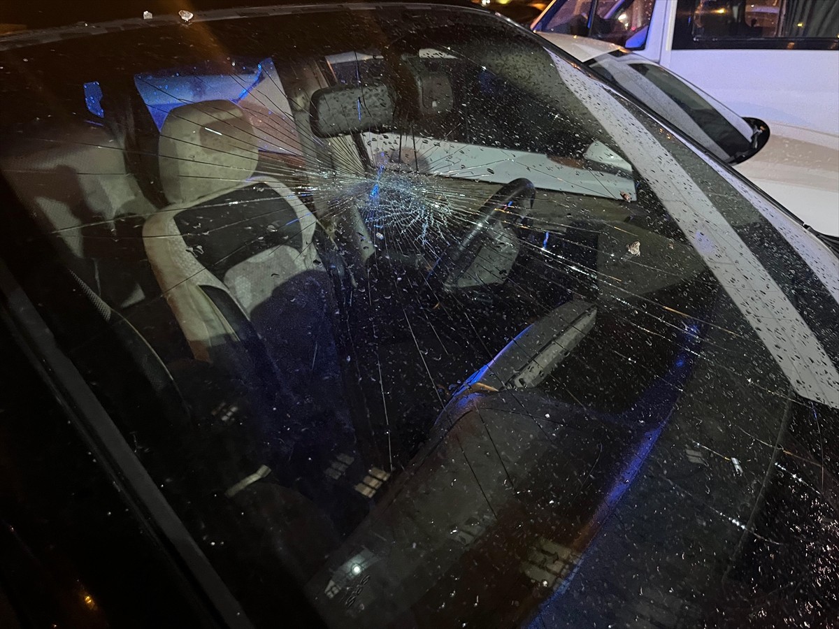 Kayseri'nin Melikgazi ilçesinde 14 katlı apartmanın çatısına yıldırım isabet etmesi sonucu çatıda...