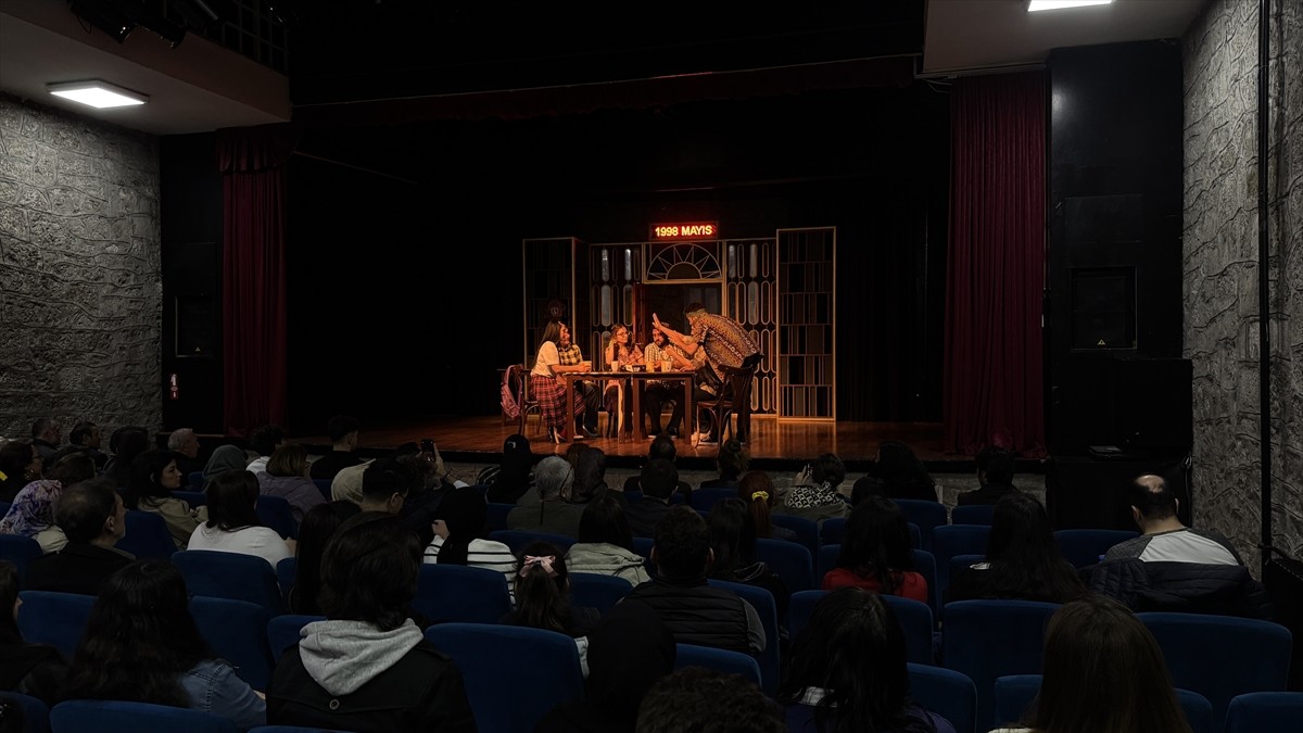 Kayseri Devlet Tiyatrosunun "Öğle Kahvesi" adlı oyunu, Trabzon'da sahnelendi.