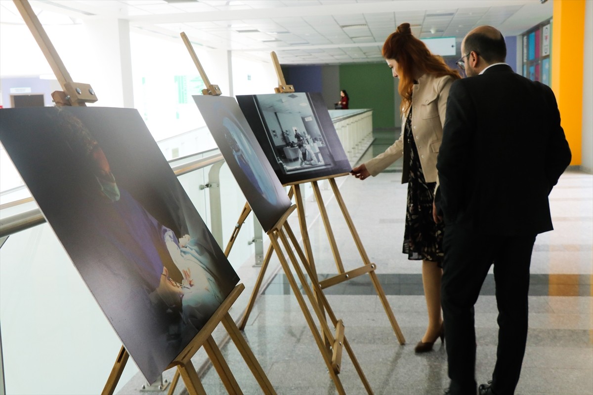 Kayseri Şehir Hastanesi'nde, sağlık çalışanlarının meslektaşlarını görev başındayken çektiği...