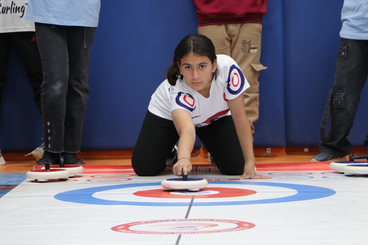 Kilis'te dezavantajlı mahalledeki okulda beden eğitimi öğretmeni tarafından kurulan kız Floor...