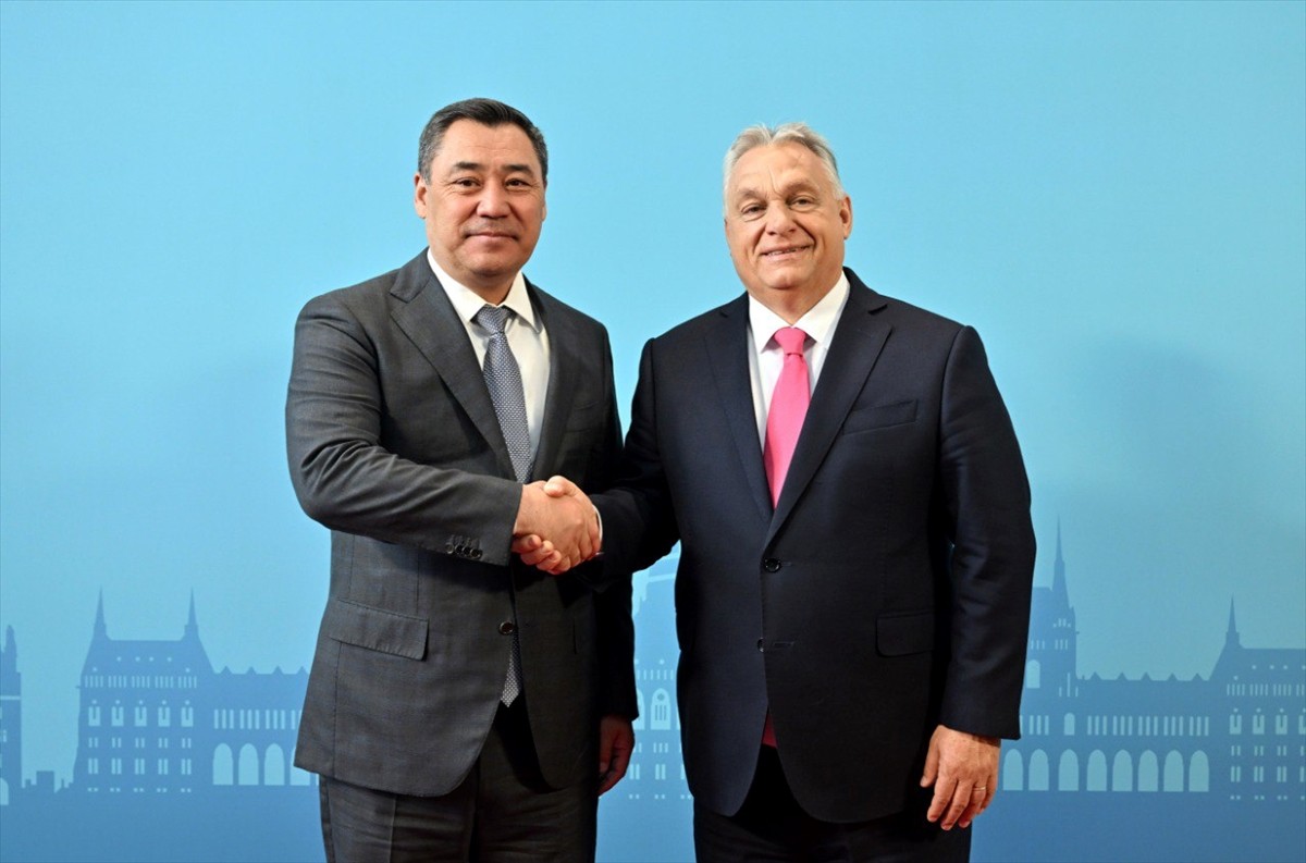 Kırgızistan Cumhurbaşkanı Sadır Caparov (solda), Türk Devletleri Teşkilatı (TDT) Gayriresmi...