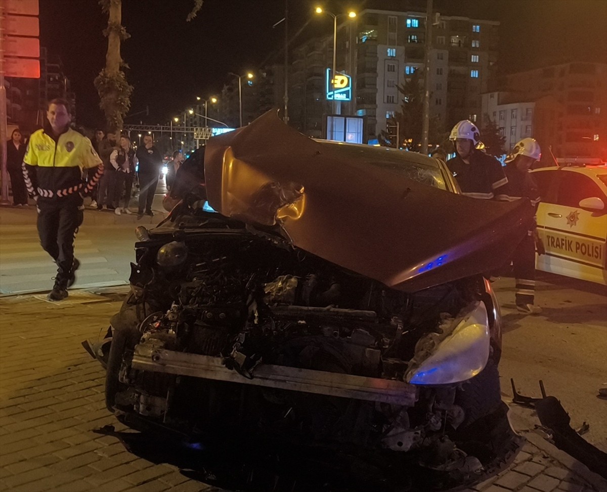 Kırıkkale'de çaldığı 2 araçla kaçarken 7 araca çarpıp 5 kişinin yaralanmasına neden olduğu öne...