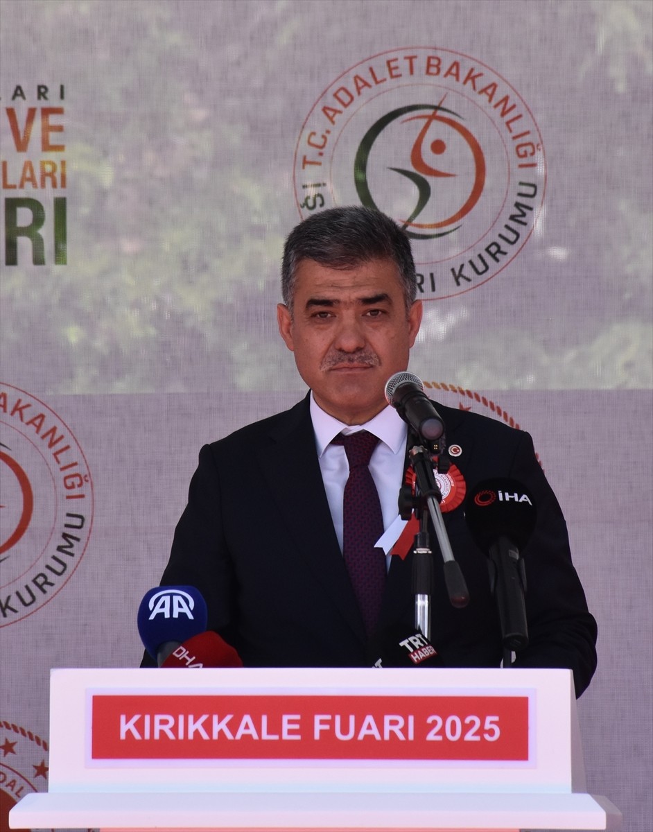 Kırıkkale'de hükümlü ve tutukluların ürettikleri ürünlerin sergilendiği İşyurtları Ürün ve El...