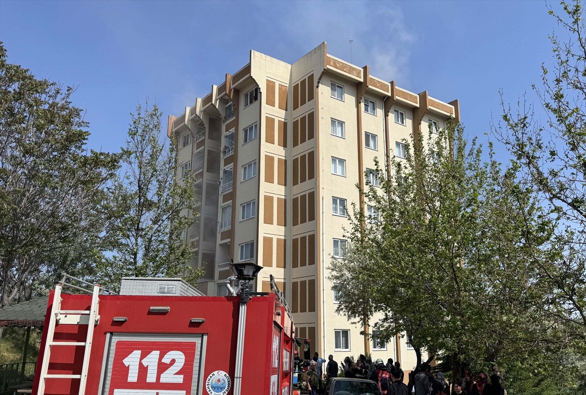 Kırıkkale'nin Yahşihan ilçesinde 7 katlı apartmanda çıkan yangında dumandan etkilenen 6 kişiye...