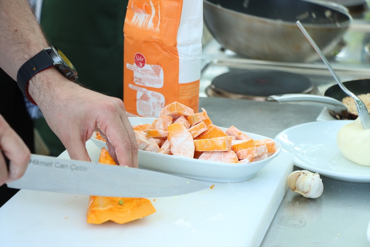 Kırklareli'nde, Türk Mutfağı Haftası etkinlikleri kapsamında Girit lezzetlerinden karamelize soslu...