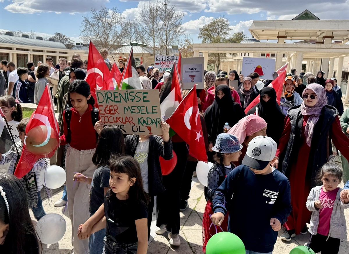 Kırşehir'de çocuklar, İsrail'in Gazze'ye yönelik saldırılarını protesto etmek amacıyla yürüyüş...