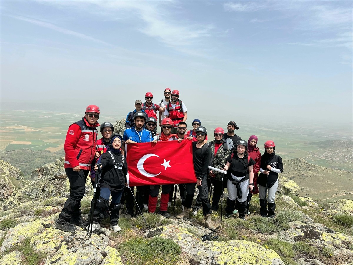 Kırşehir'de dağcılar, 19 Mayıs Atatürk'ü Anma, Gençlik ve Spor Bayramı'nı 1530 metre yükseklikteki...