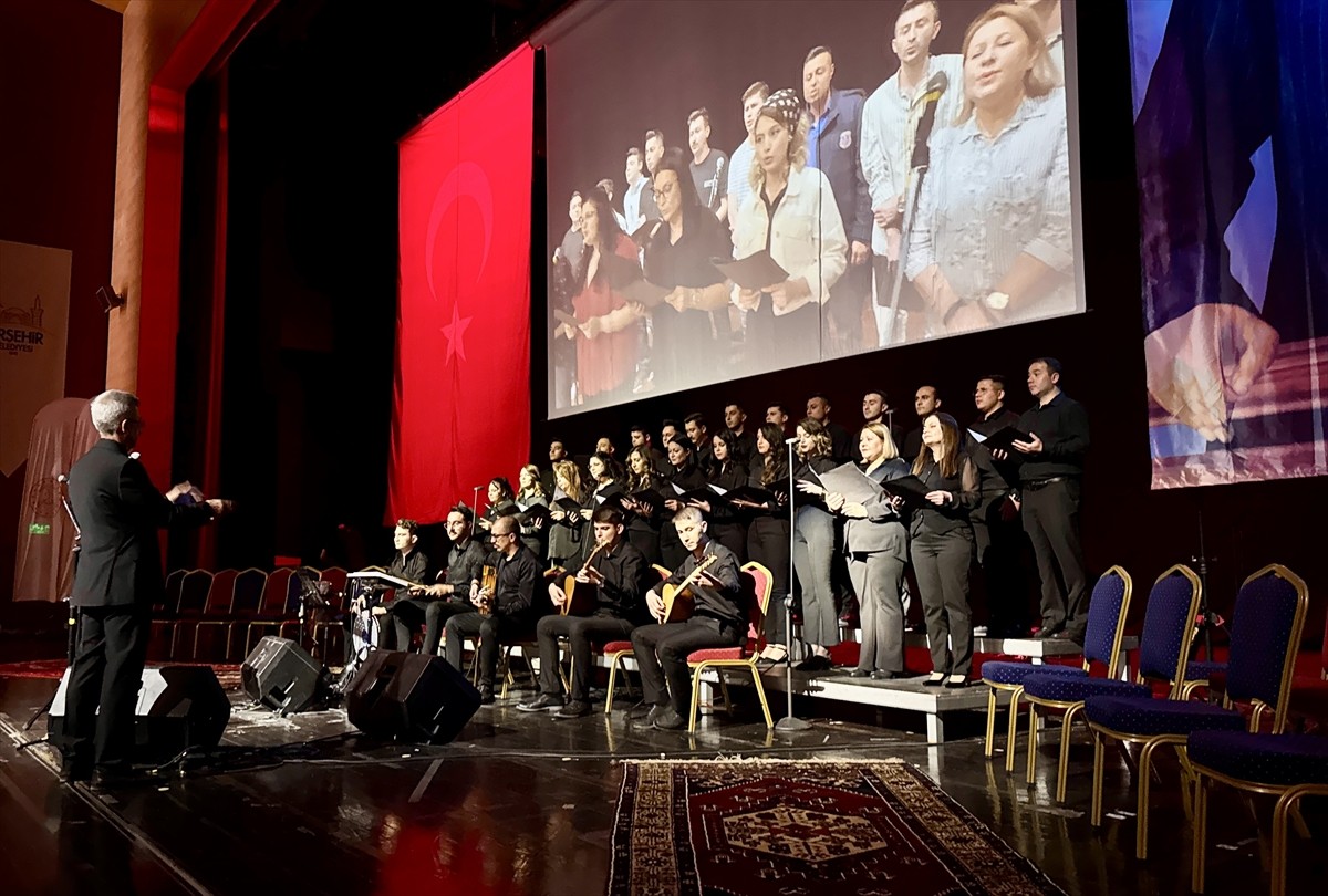 Kırşehir Ceza İnfaz Kurumları personelinden oluşan koro, "Bozkırın Esintisi" programında konser...