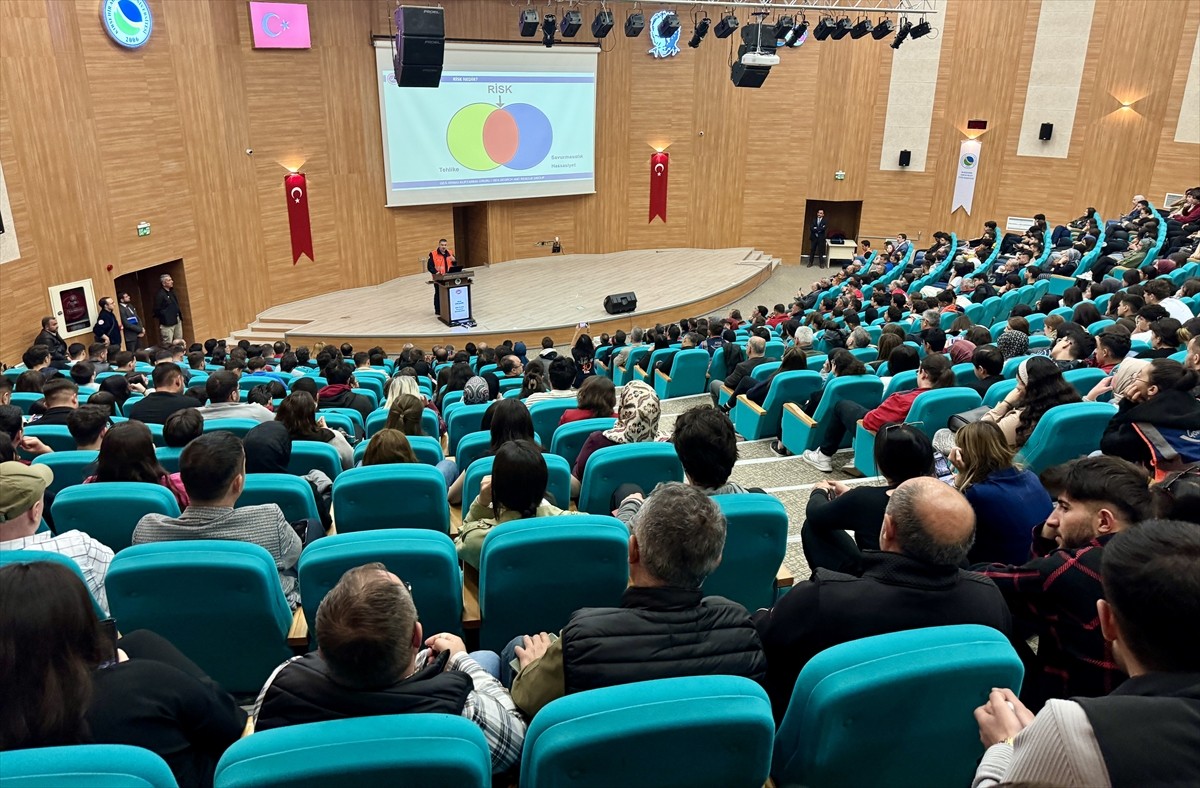 Kırşehir Valiliği ve Ahi Evran Üniversitesi (KAEÜ) işbirliğinde “Depremle Birlikte Yaşam” konulu...