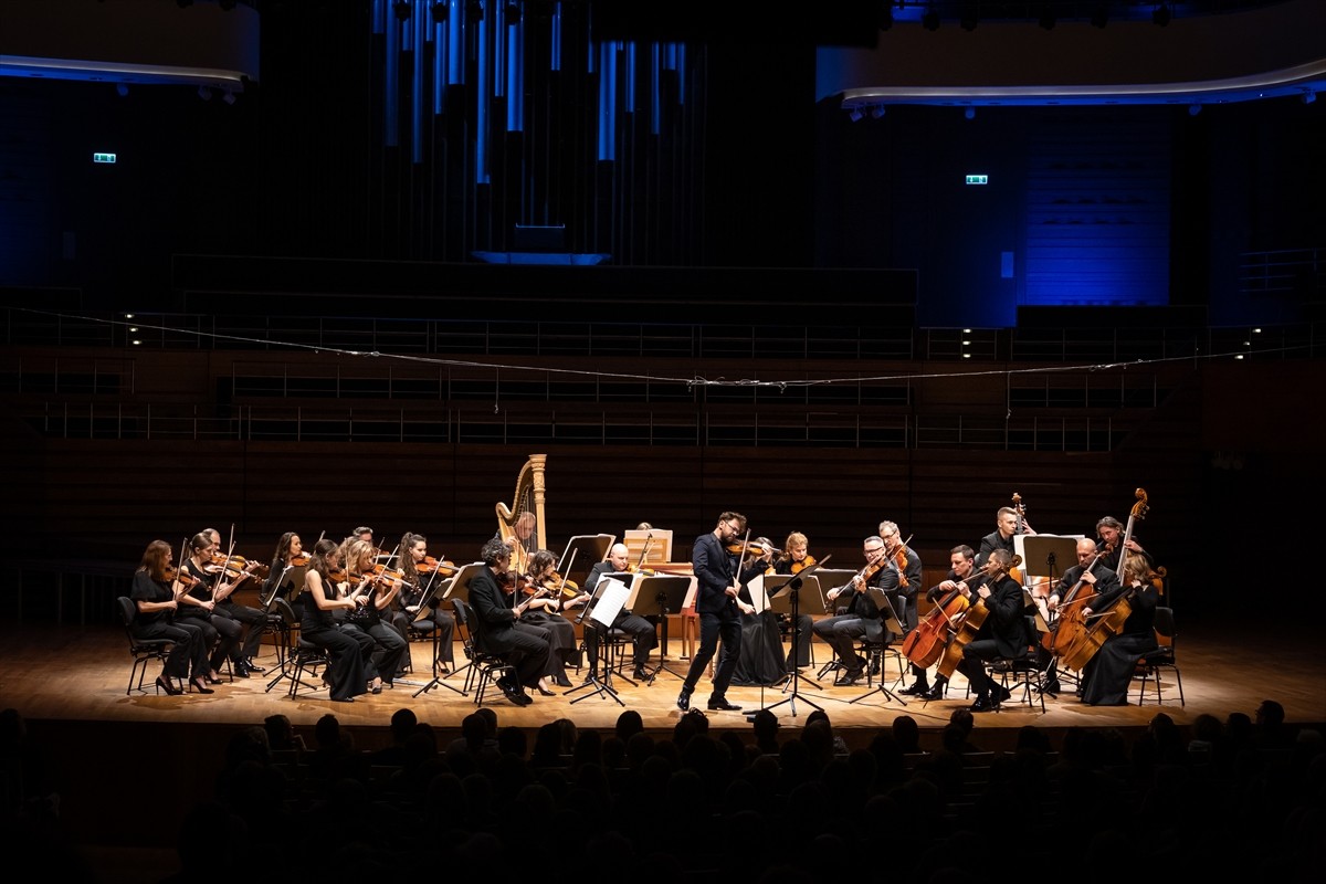 Klasik müzikte kuşağının önde gelen flüt virtüözlerinden Emmanuel Pahud ile dünyaca ünlü kemancı...