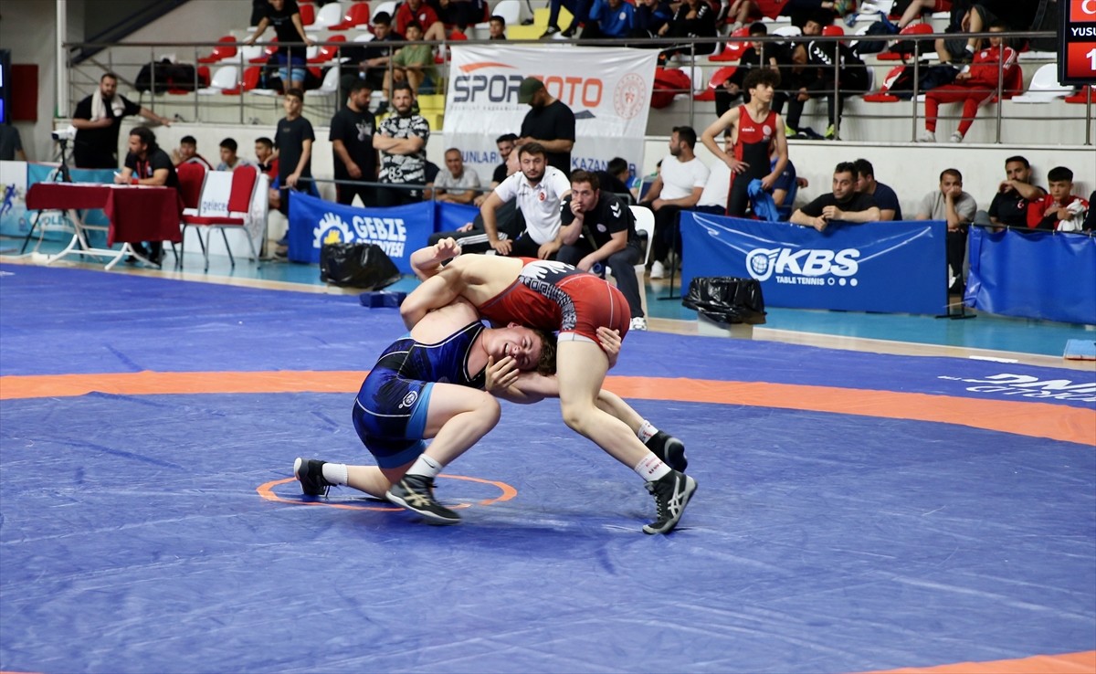 Kocaeli'de, Gebze Kapalı Spor Salonu'nda düzenlenen 15 Yaş Altı Türkiye Güreş Şampiyonası...