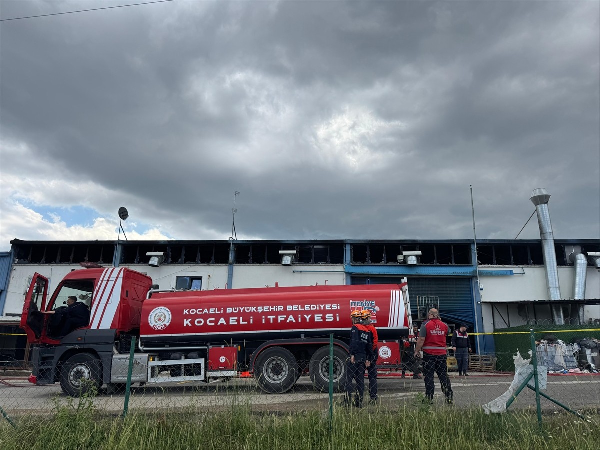 Kocaeli'nin Gebze ilçesindeki bir boya fabrikasında çıkan yangın itfaiye ekiplerince kontrol...