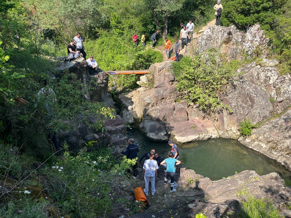 Kocaeli'nin İzmit ilçesinde dereye giren 16 yaşındaki çocuk boğuldu. İhbar üzerine bölgeye...