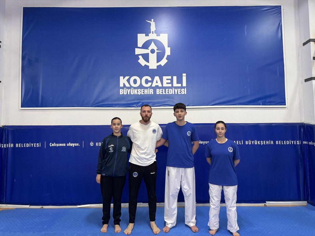 Kocaeli Büyükşehir Belediyesi Kağıtspor'un milli karatecileri Melis Uran (solda), Azra Koyun...