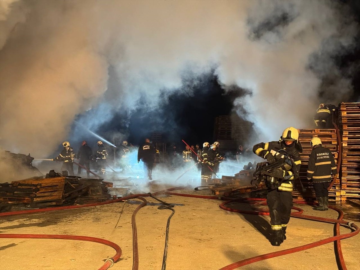 Kocaeli’nin Gebze ilçesinde palet deposu çıkan yangın söndürüldü.