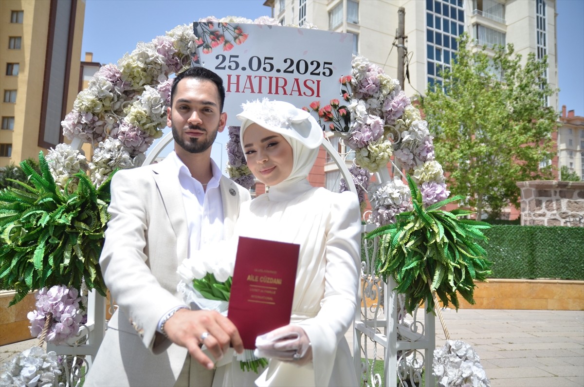 Konya'da çiftlerin evlenmek için 25 Mayıs 2025'i tercih etmesi, nikah dairelerinde yoğunluk...