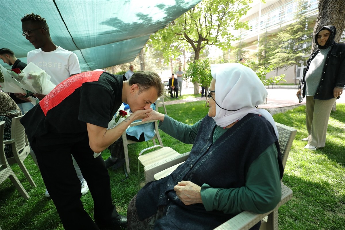 Konya'da huzurevi sakinleriyle bir araya gelen Konyasporlu futbolcular, atkı ve çiçek verdiği...