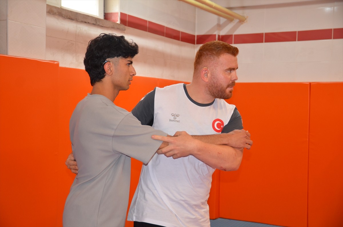 Konya'da işitme engelli milli judocu beden eğitimi öğretmeni 28 yaşındaki Mevlüt Akmaz, spor...