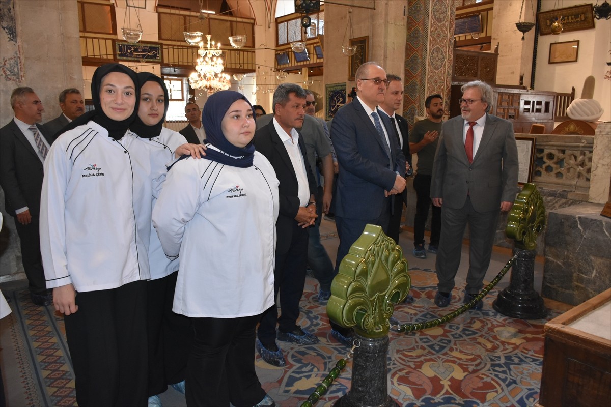 Konya'da "Türk Mutfağı Haftası" etkinlikleri kapsamında Mevlana'nın aşçısı olarak bilinen Ateşbaz...