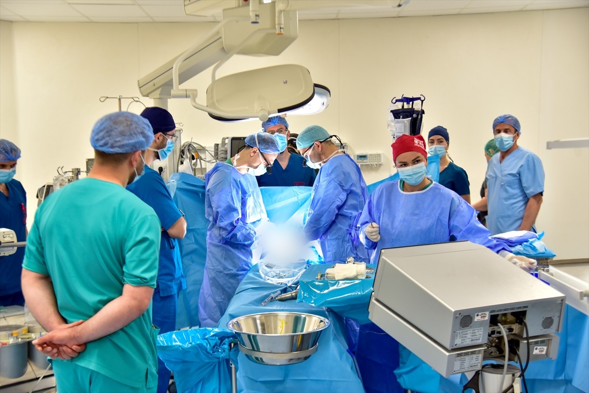 Kosova'ya insani yardım çalışmaları kapsamında gelen Türk uzman doktor heyetinin, kalp sorunu olan...