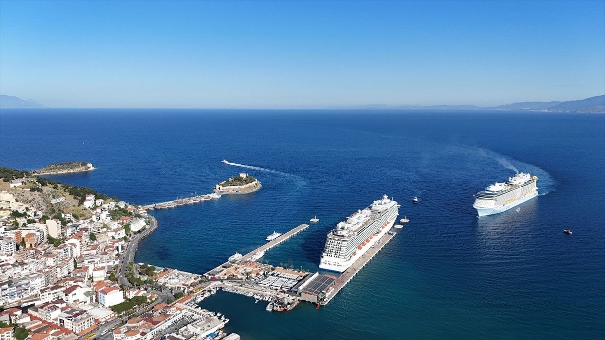 Kruvaziyer turizminin önemli noktalarından Aydın'ın Kuşadası ilçesi, 3 kruvaziyerle gelen 8 bin...