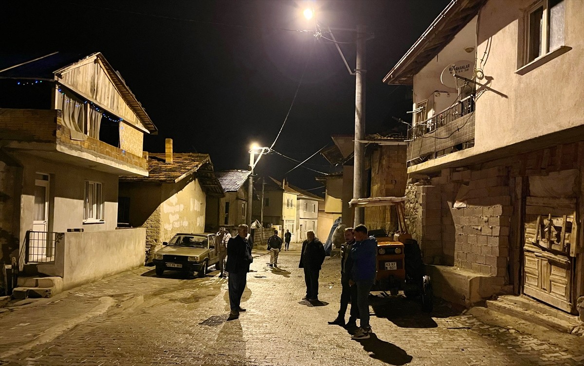  Kütahya'da Simav ilçesinde, depremlerin merkez üssü olan Yemişli köylüleri devam eden sarsıntılar...