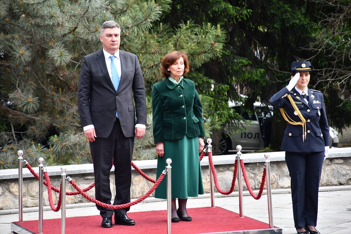 Kuzey Makedonya Cumhurbaşkanı Gordana Siljanovska Davkova (sağda), resmi ziyaret için başkent...