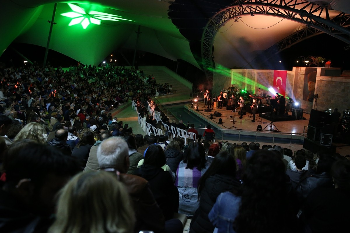 Latin müziğini tüm dünyada tanıtan Grammy ödüllü müzik grubu Gipsy Kings Feat. Tonino Baliardo...