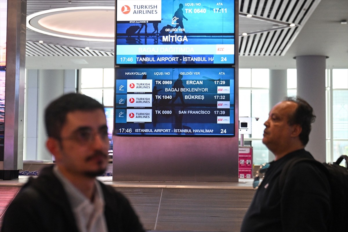 Libya'nın başkenti Trablus'tan ayrılmak isteyen Türk vatandaşlarını taşıyan ilk uçak İstanbul...