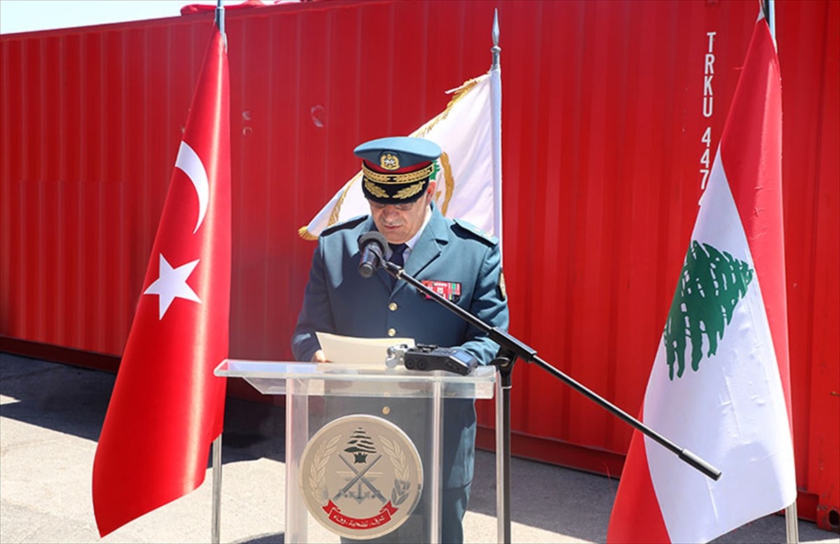 Lübnan ordusunun, Türkiye'nin hibe ettiği askeri teçhizat ve hava ekipmanlarından oluşan...