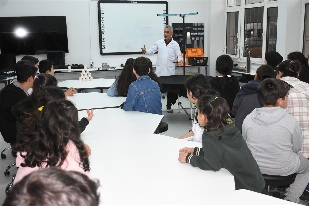 Malatya'daki İnönü Üniversitesinin 50. yılı kutlama etkinlikleri kapsamında Çocuk Üniversitesi...
