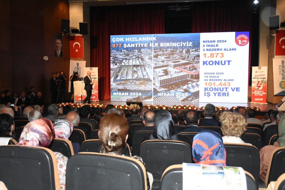 Malatya Büyükşehir Belediye Başkanı Sami Er, Malatya Kongre ve Kültür Merkezinde düzenlenen...